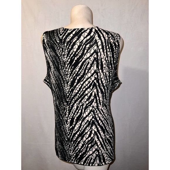 Chico's Monochrome Abstract V-Neck Blouse - Picture 4 of 5